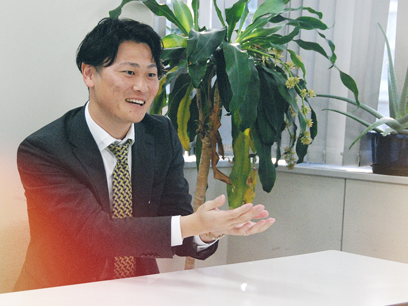 省エネ性能を検証するエンジニア