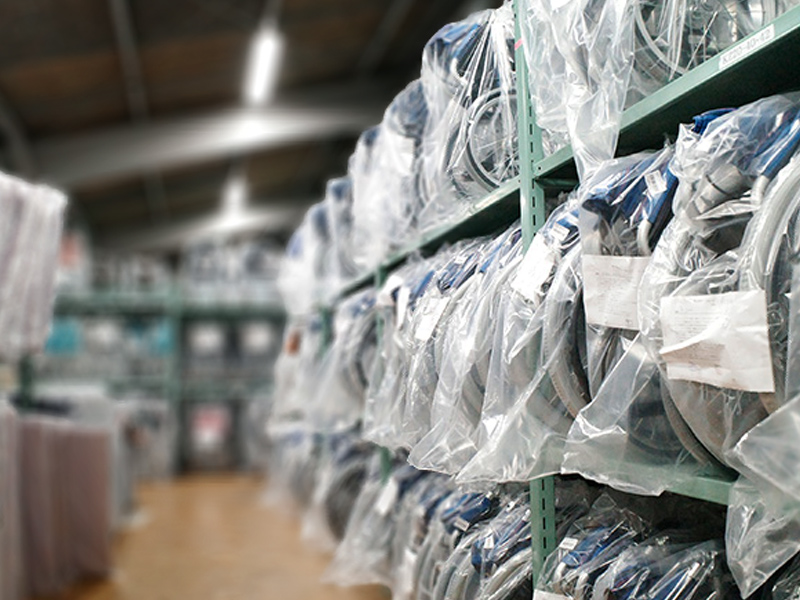 倉庫で医療機器を確認するスタッフ