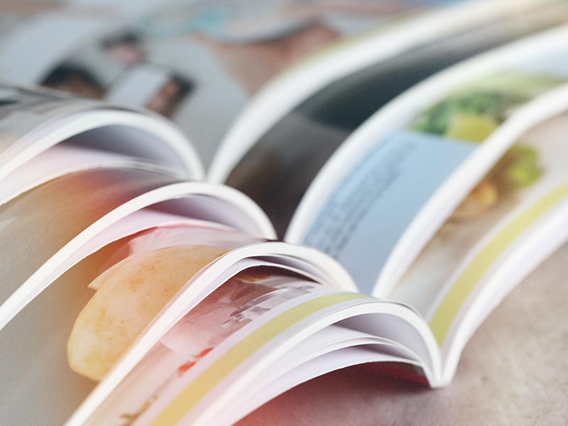 イベント用品の在庫を確認するスタッフ